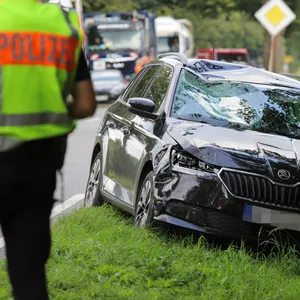 Ein 86 Jahre alter E-Bike-Fahrer schwebt in Lebensgefahr, nachdem er von einem Skoda erfasst worden war.