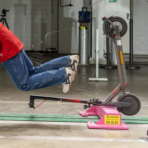 Unfallsimulation mit einem E-Scooter und einem Dummy. Bei der Unfallsimulation testeten die Forscher unterschiedliche Geschwindigkeiten und Aufprallwinkel.
