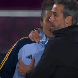Spanien-Trainer Jorge Vilda greift der Co-Trainerin Tomé an die Brust