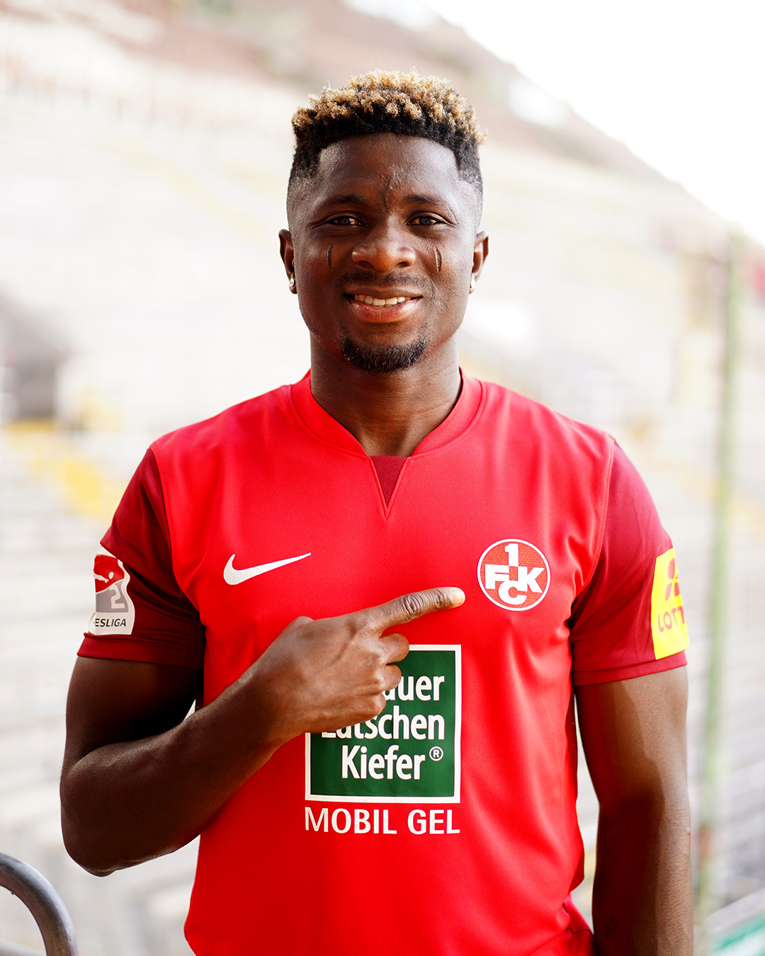 Stolz präsentiert Afeez Aremu seinen neuen Arbeitgeber: Künftig läuft er für den 1. FC Kaiserslautern auf.