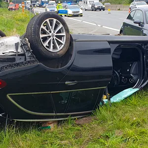 Mercedes liegt auf dem Dach