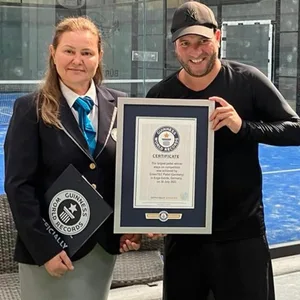 Rafael van der Vaart bei der Überreichung der Urkunde für das Guinness-Buch der Rekorde.