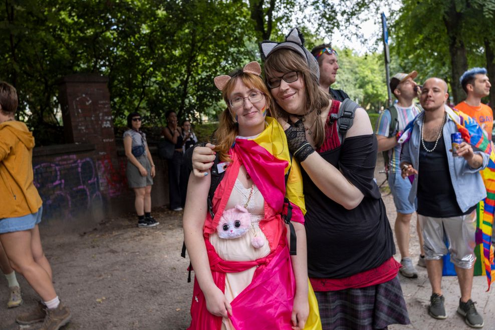 Gwen (30, r.) hat sich als Transfrau früher selbst verleugnet. Nun hat sie ihre Ängste abgelegt und ist glücklich in einer Beziehung mit Annabelle (24).