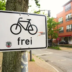 In der Stresemannallee ist der Fahrradweg für beide Richtungen offen.