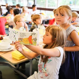 Viele Kinder in der Kantine einer Grundschule