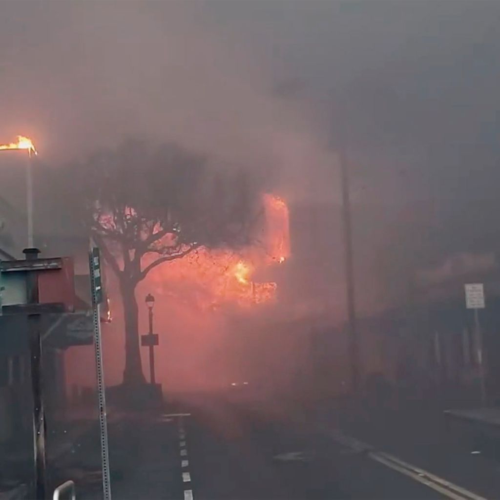 In der Innenstadt von Lahaina verdunkelt schwarzer Rauch die Straßen.