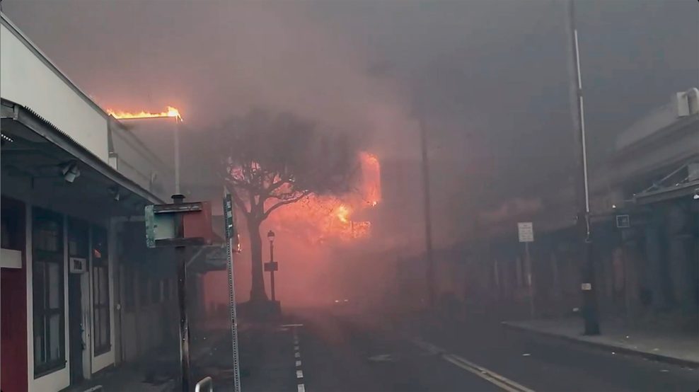 In der Innenstadt von Lahaina verdunkelt schwarzer Rauch die Straßen.