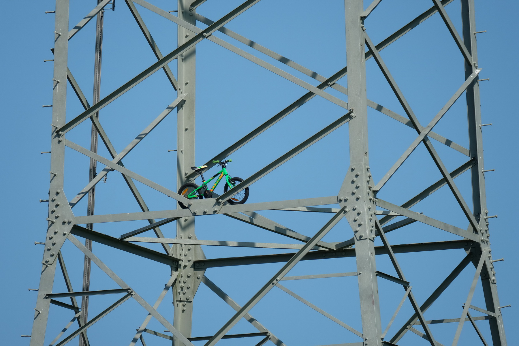 Unbekannte haben in der Feldmark zwischen Bergedorf und Reinbek ein Fahrrad an einem Strommast befestigt.