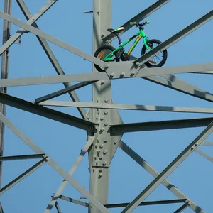 Unbekannte haben in der Feldmark zwischen Bergedorf und Reinbek ein Fahrrad an einem Strommast befestigt.