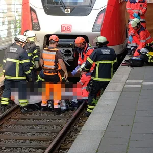 Der junge Mann wurde von der S-Bahn erfasst und mitgeschleift. Er starb noch an der Unfallstelle.