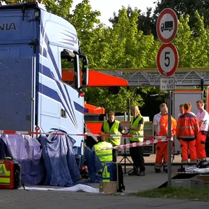Der Unfallort. Gut zu erkennen: Das Straßenschild, das die Einfahrt von Lkw untersagt.