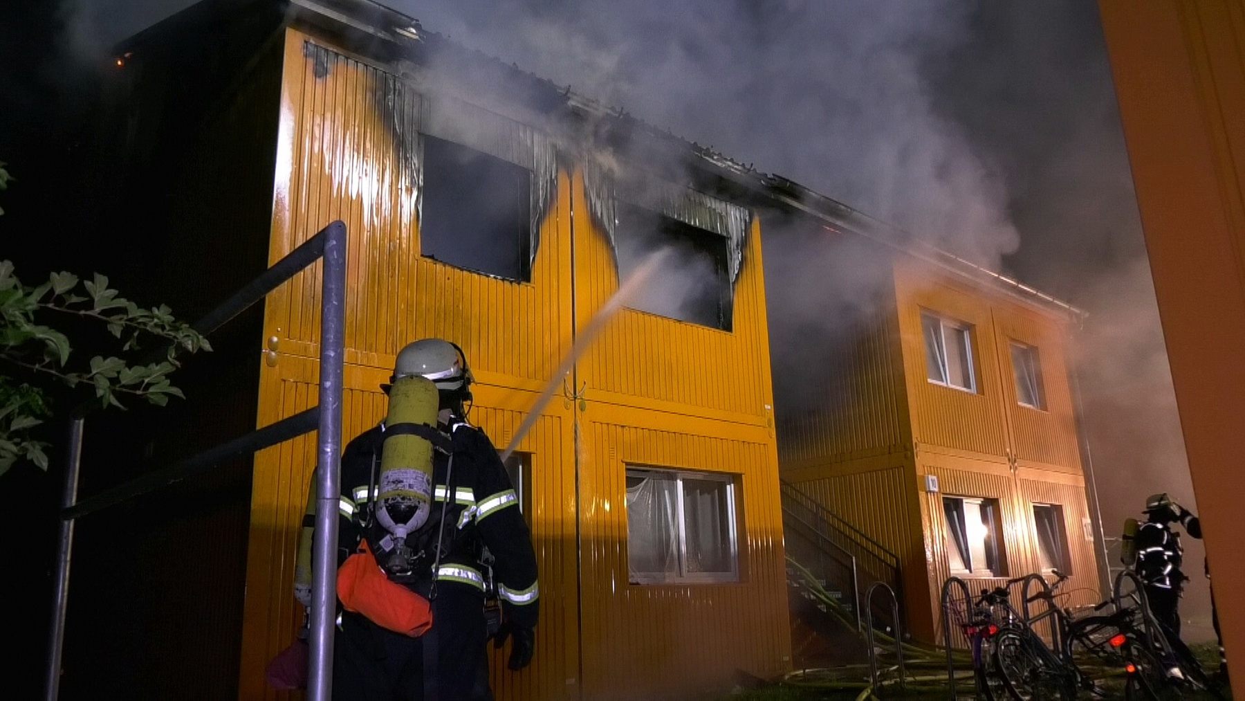 Gegen 3 Uhr brach das Feuer in einer Container-Unterkunft in der August-Kirch-Straße aus.