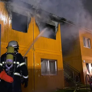 Gegen 3 Uhr brach das Feuer in einer Container-Unterkunft in der August-Kirch-Straße aus.