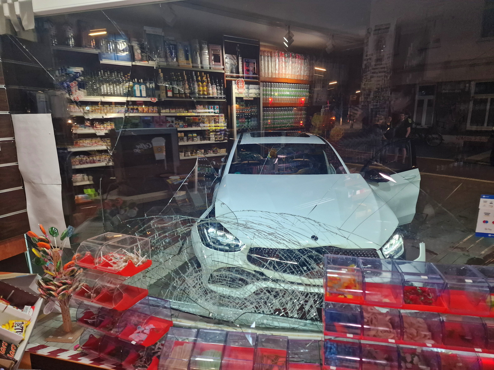 Der Mercedes krachte gegen die Schaufensterscheibe des Kiosks.