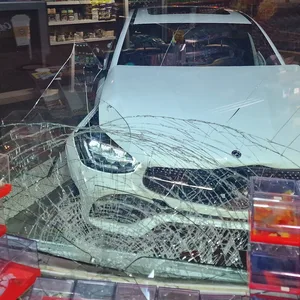 Der Mercedes krachte gegen die Schaufensterscheibe des Kiosks.