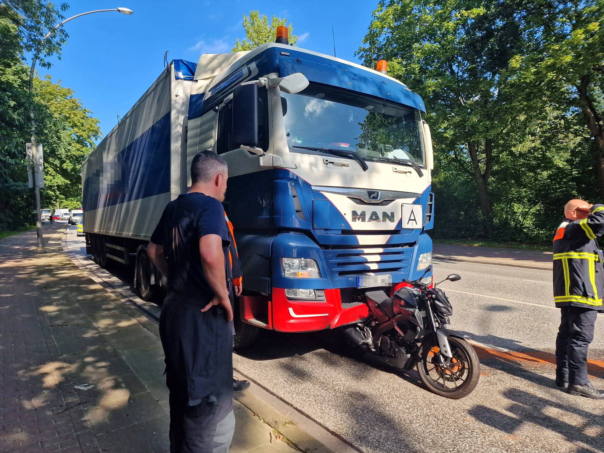 Die Motorradfahrerin konnte noch rechtzeitig abspringen.