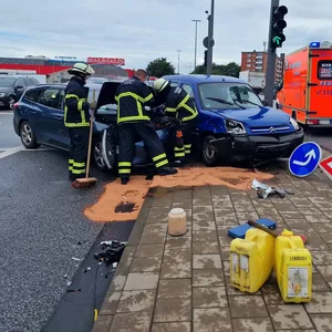 Feuerwehrleute vor den zwei am Unfall beteiligten Fahrzeugen
