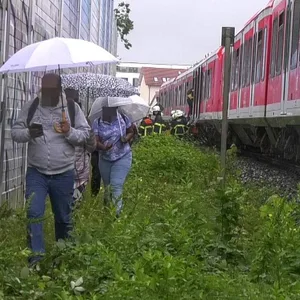 Die Feuerwehr führte die Fahrgäste aus der S-Bahn.