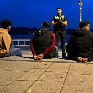 Gewalttat am Jungfernstieg: 14 Jugendliche mussten mit zur Wache.