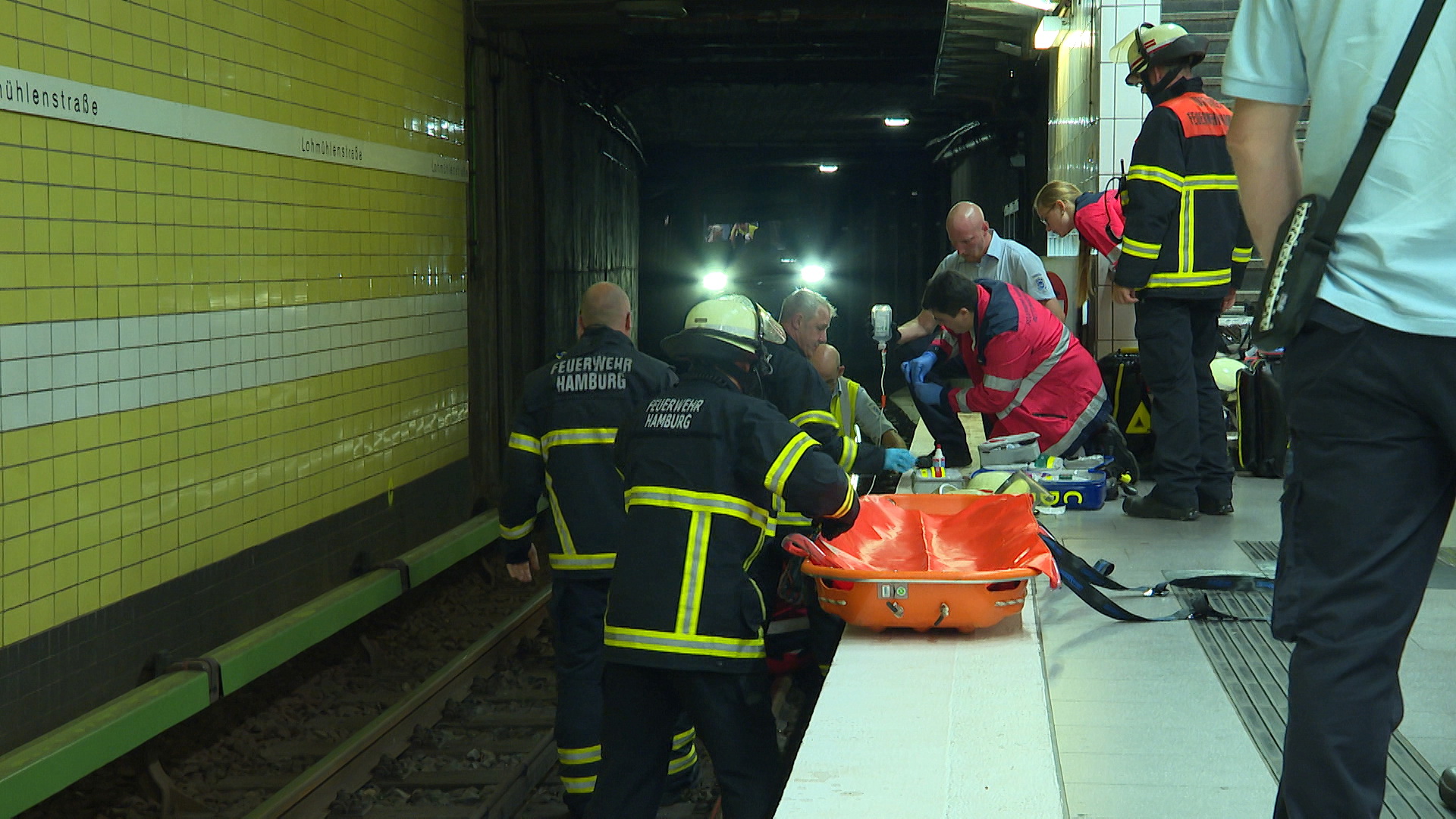 Am Dienstagabend stürzte ein 60-Jähriger ins Gleisbett am Hamburger U-Bahnhof Lohmühlenstraße.