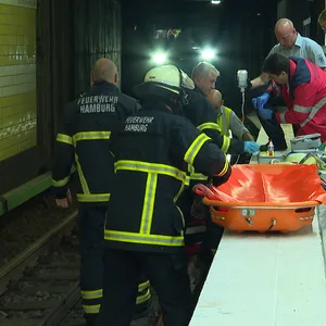 Am Dienstagabend stürzte ein 60-Jähriger ins Gleisbett am Hamburger U-Bahnhof Lohmühlenstraße.
