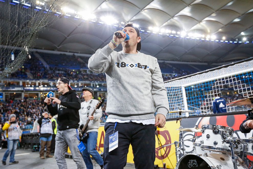 Immer mal wieder tritt die Band live im Volksparkstadion auf: Hier bekommt Sänger Michael Wendt Unterstützung vom Kollegen „Muchel“.