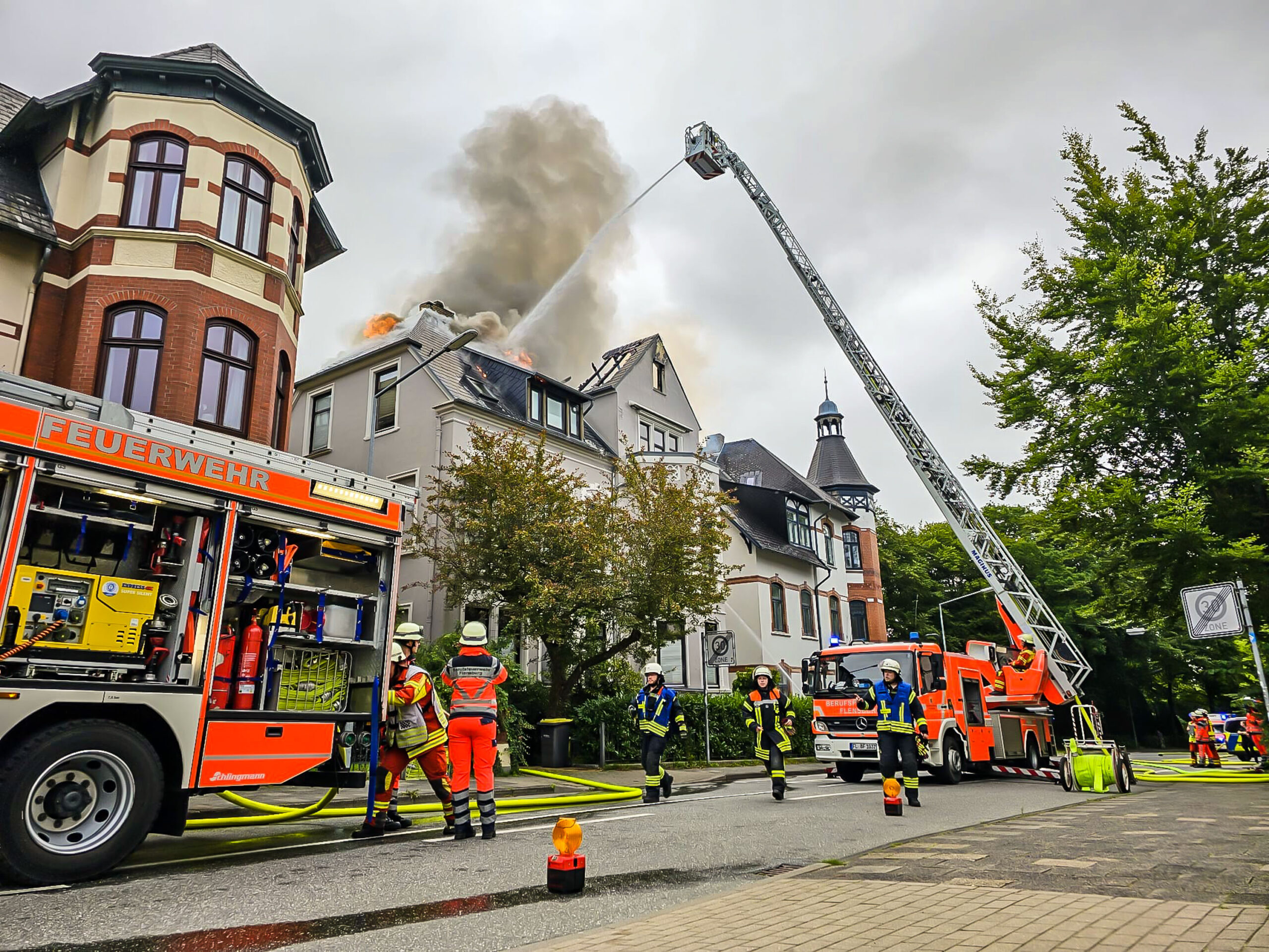 Dach eines Hauses in Flamen – Großeinsatz der Feuerwehr