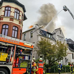 Dach eines Hauses in Flamen – Großeinsatz der Feuerwehr