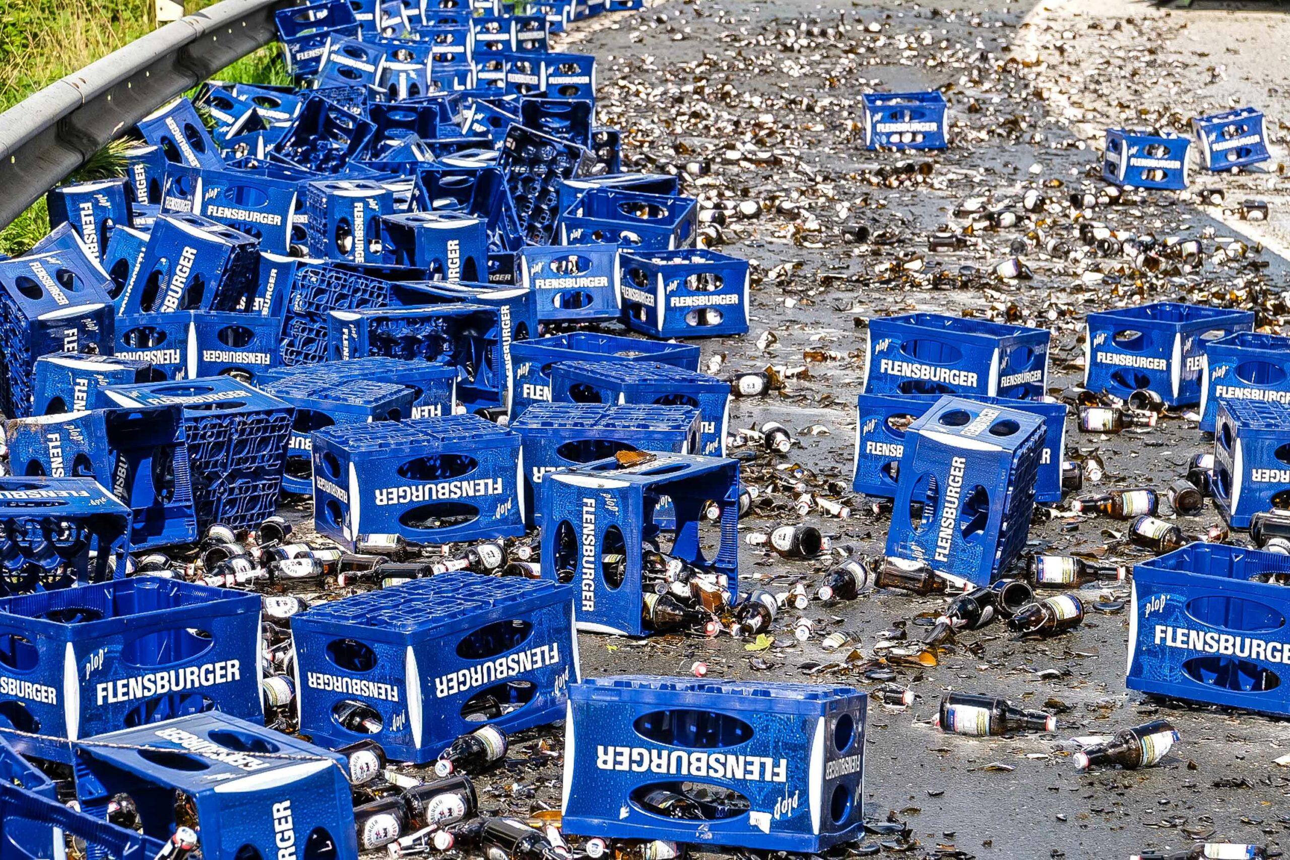 Ein Transporter hat am Mittwoch in Flensburg rund 200 Kisten Bier verloren – etwa 4000 Flaschen zersprangen auf der Straße.