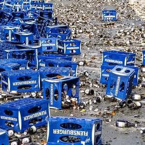 Ein Transporter hat am Mittwoch in Flensburg rund 200 Kisten Bier verloren – etwa 4000 Flaschen zersprangen auf der Straße.