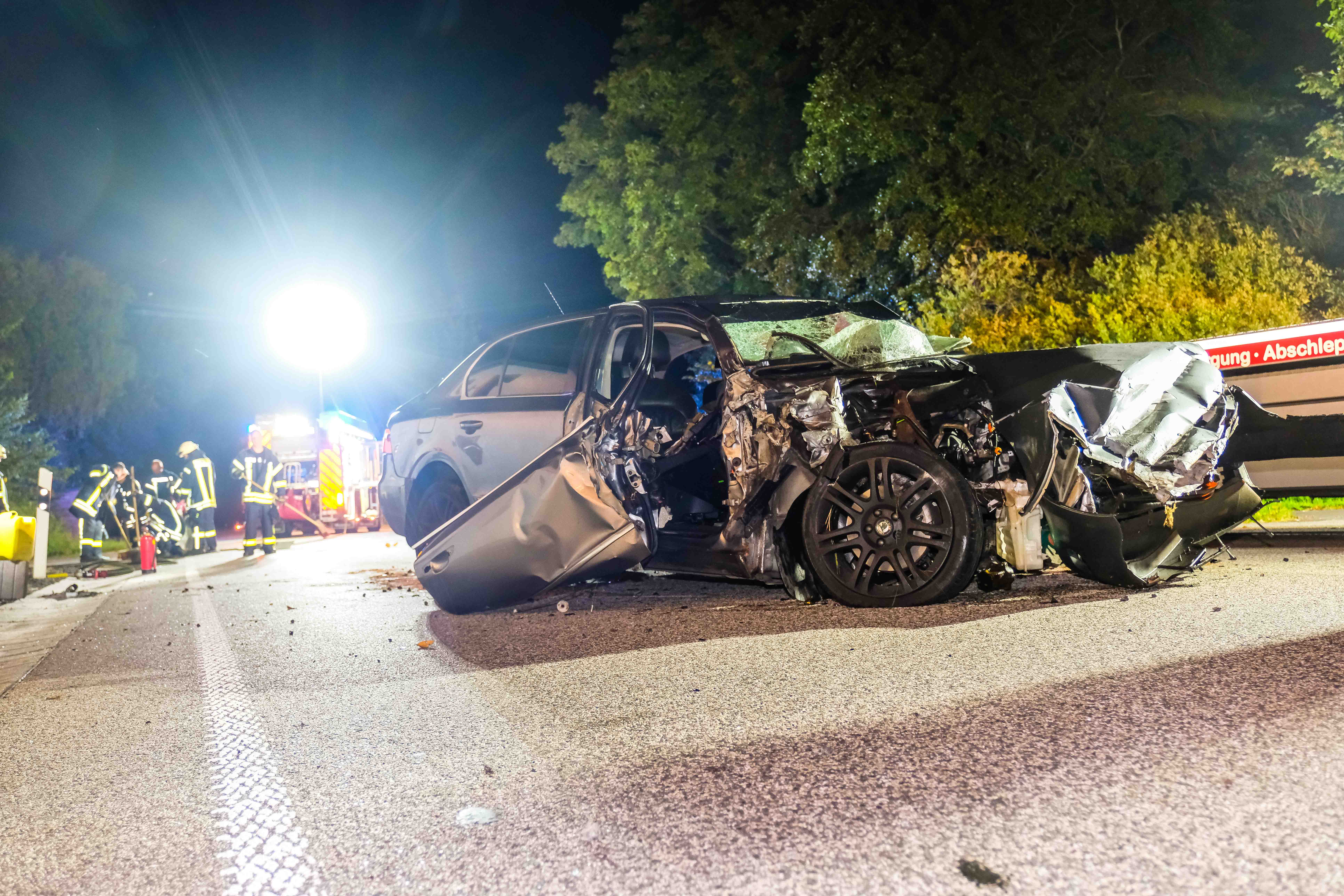 B200 bei Husum: Die Front des Wagens ist völlig zerquetscht, der Motorblock herausgerissen.