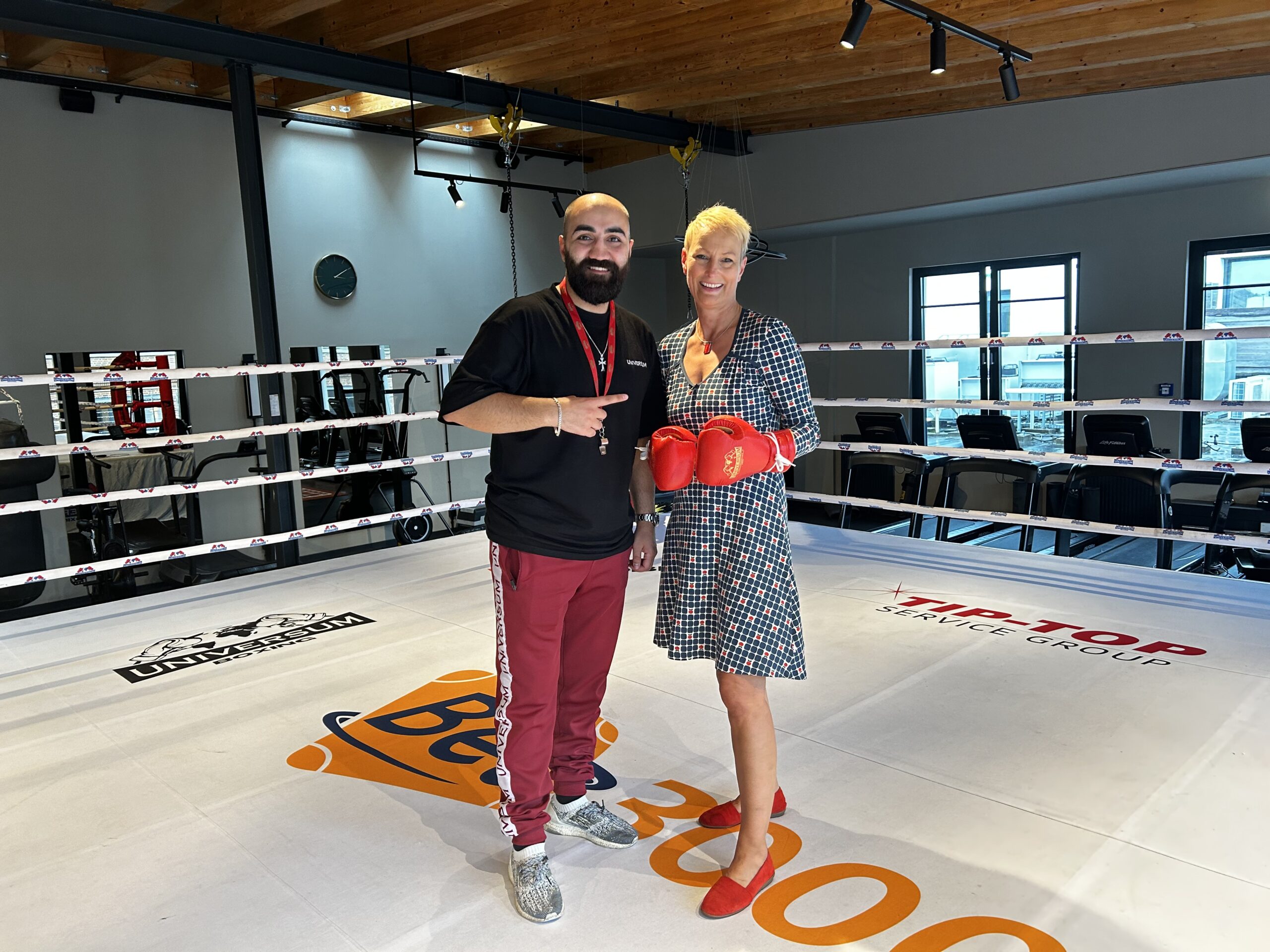 Stefanie von Berg, Leiterin des Bezirks Altona, und Trainer Robert Harutyunyan haben neue Räume für den Verein „Kampf deines Lebens“ gefunden.