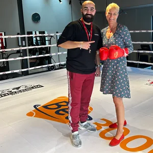 Stefanie von Berg, Leiterin des Bezirks Altona, und Trainer Robert Harutyunyan haben neue Räume für den Verein „Kampf deines Lebens“ gefunden.