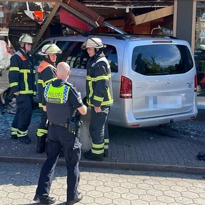 Ein Autofahrer ist am Mittwoch bewusstlos in eine Bäckerei in Rahlstedt gekracht.
