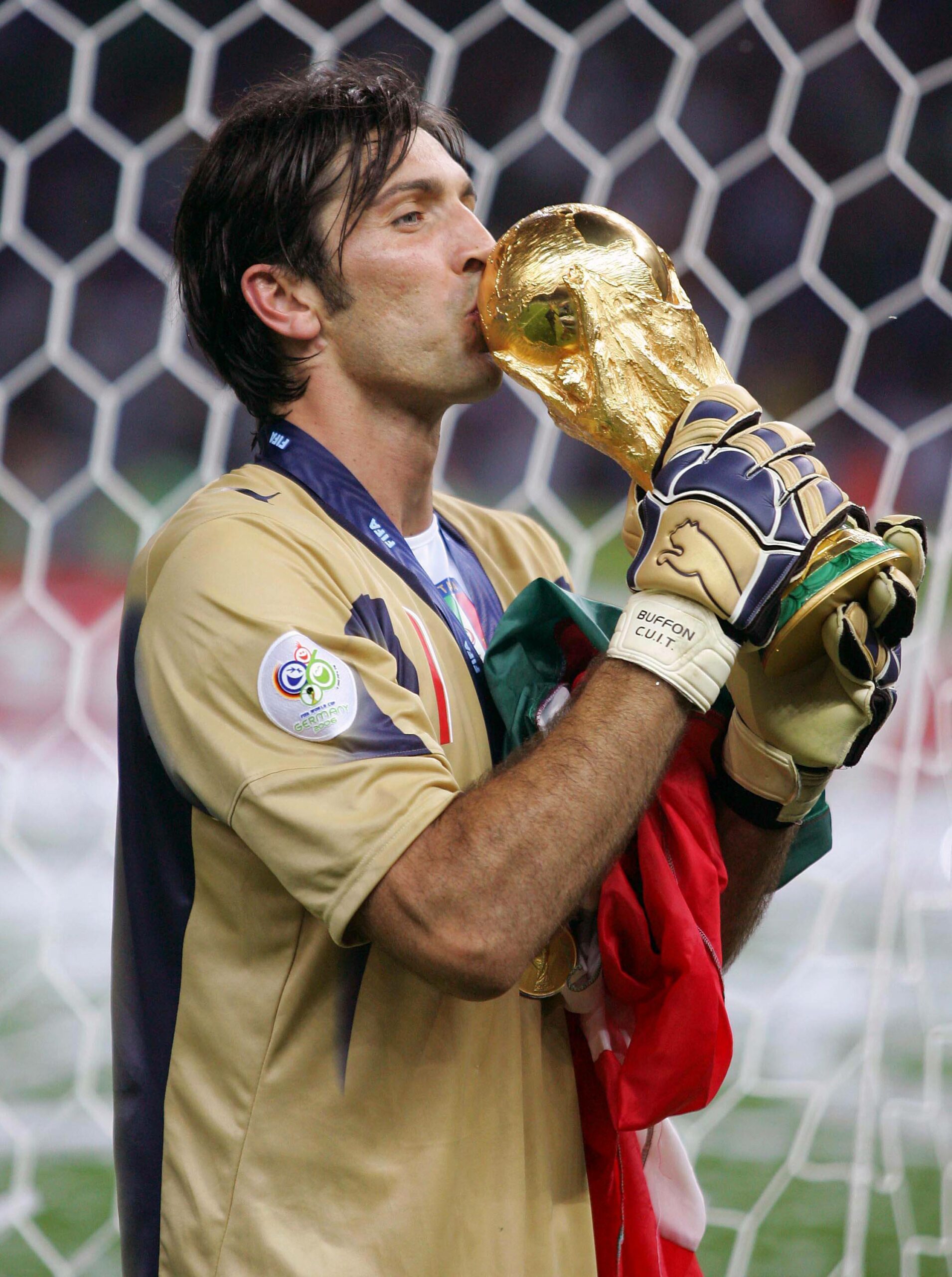 Torwart Gianluigi Buffon küsst nach dem gewonnenen WM-Finale den Pokal