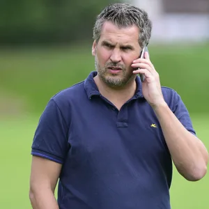 Ex-St. Pauli-Sportchef Meggle telefoniert beim Training