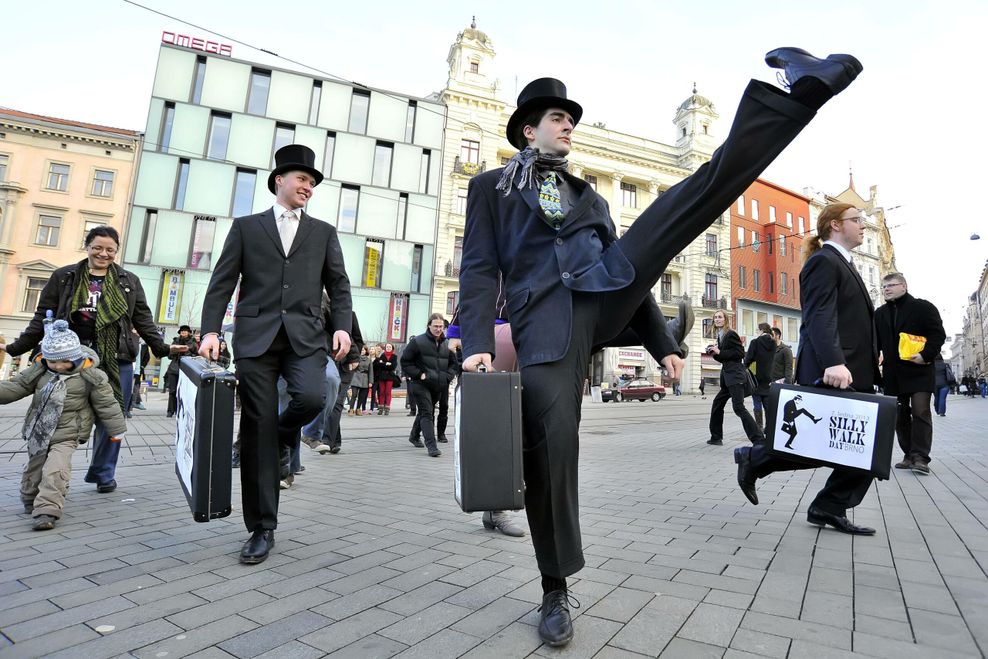 Fans der britischen Komikergruppe Monty Pythons gehen im „Silly Walk“. (Archivbild)