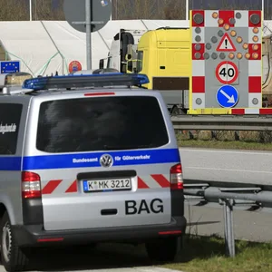 Grenzübergang Ellund zwischen Deutschland und Dänemark auf der Autobahn A7 nördlich von Flensburg. Zelt des dänischen Zolls zur Grenzkontrolle von Fahrzeugen, darüber die Flaggen von Dänemark, Finnland, Norwegen und Schweden. Auf deutscher Seite Kontrollfahrzeug des Bundesamt für Güterverkehr BAG. (Archivbild)
