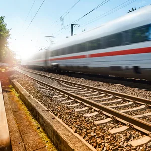 Symbolbild: Ein ICE auf einer Bahnstrecke
