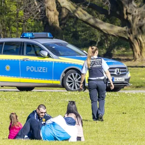 In einer Grünanlage in Bahrenfeld hat sich ein Exhibitionist vor zwei kleinen Jungen entblößt (Symbolbild).