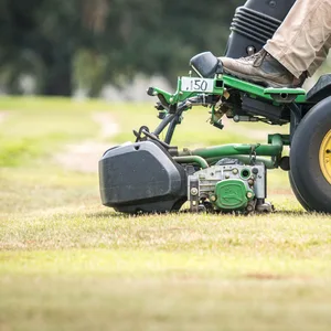 Polizei nimmt Seriendiebe fest – sie klauten immer wieder Aufsitzmäher