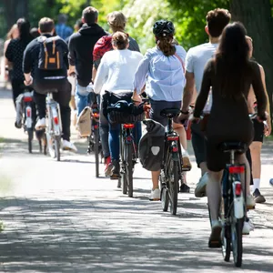 Radfahrer sind an der Außenalster unterwegs.