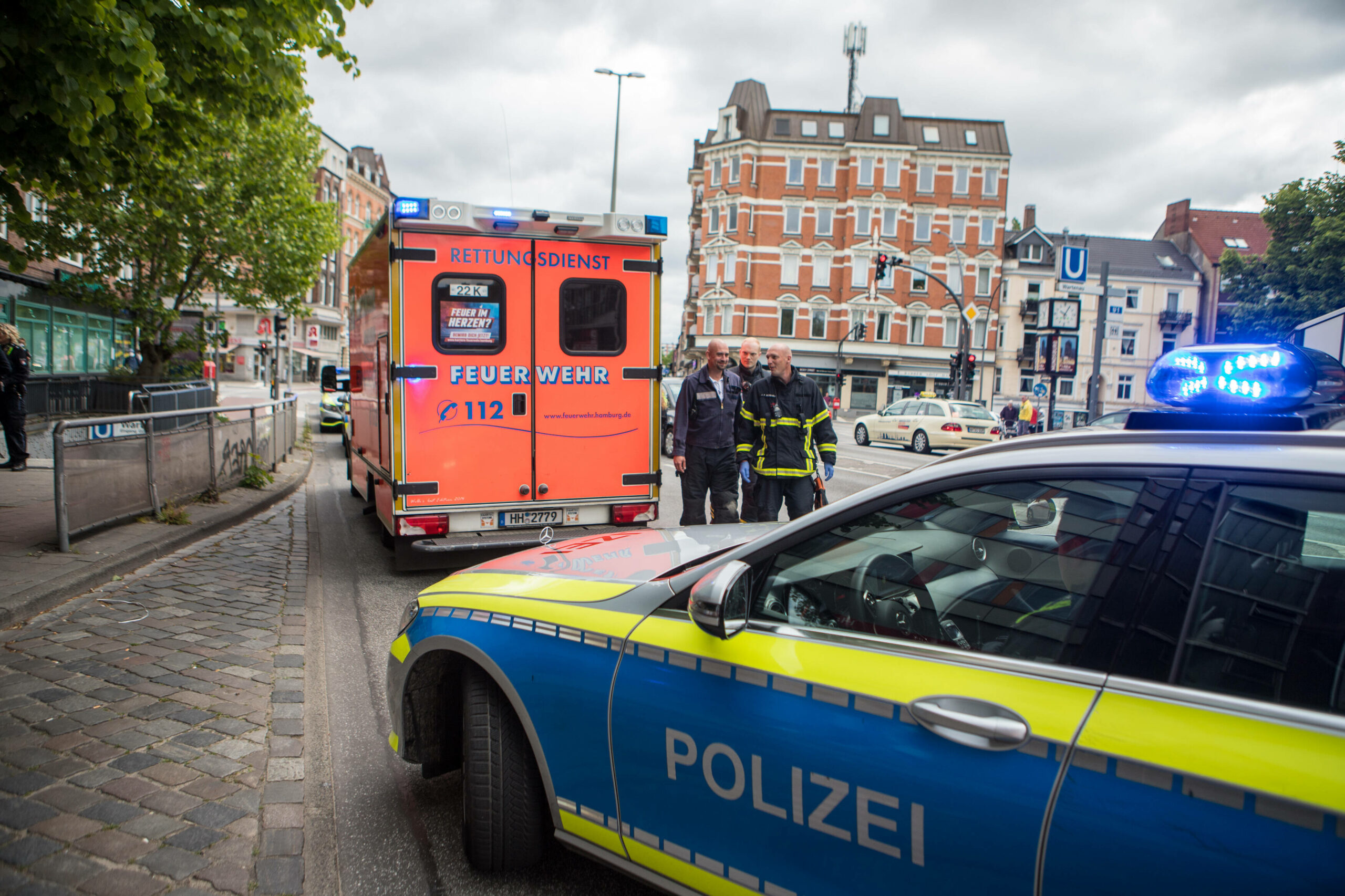 Polizei und Rettungsdienst im Einsatz (Symbolbild)