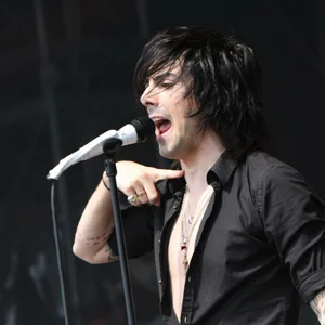 Der wegen Kindesmissbrauchs verurteilte Ex-Rockstar Ian Watkins im Jahr 2008. Nun soll er im Gefängnis schwer verletzt worden sein.