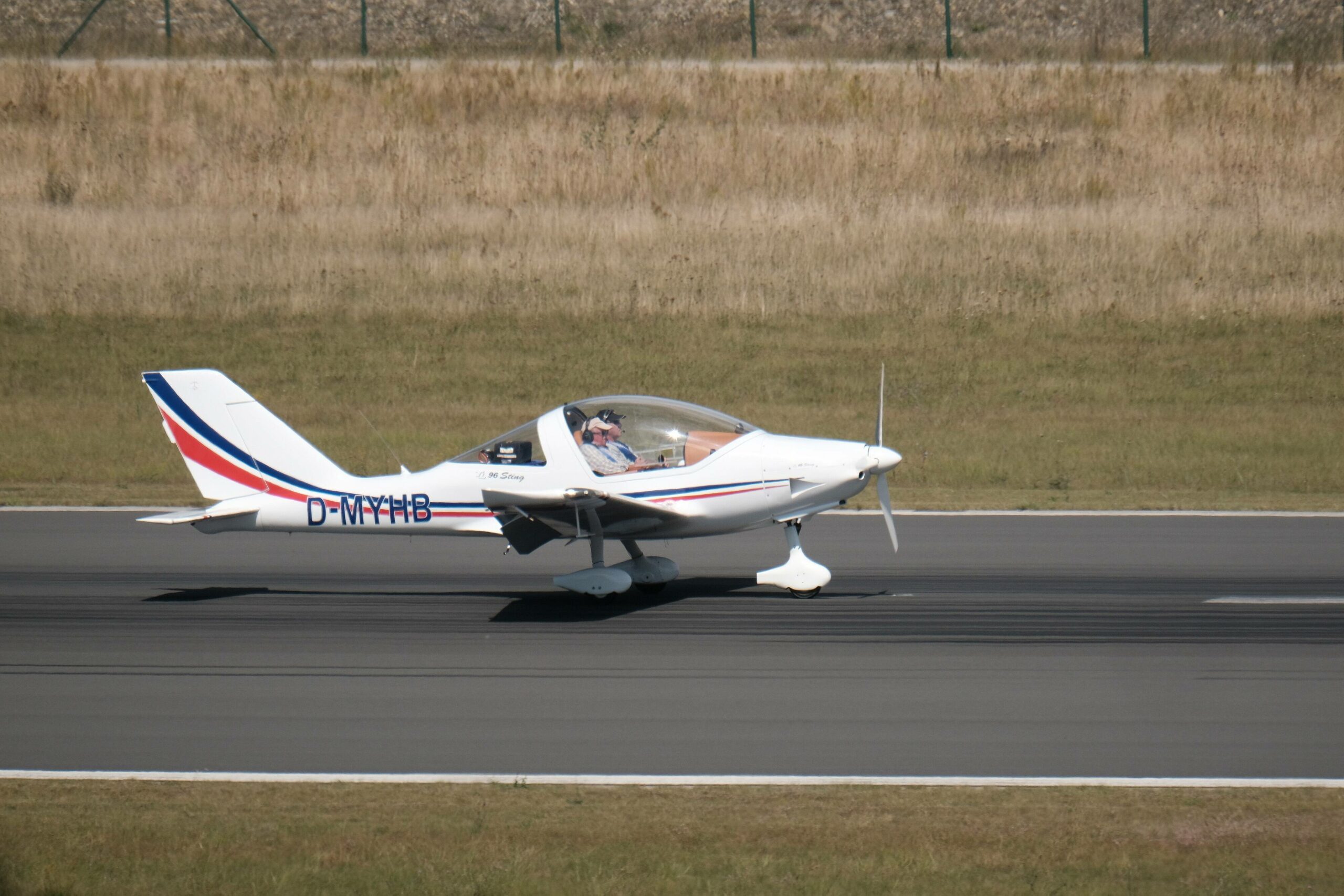 Ein Ultraleichtflugzeug steht auf einer Landebahn. (Symbolbild)