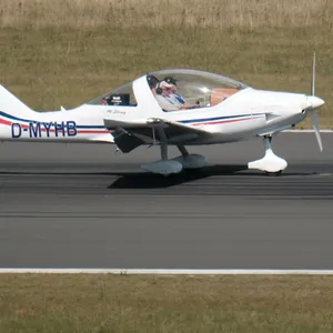 Ein Ultraleichtflugzeug steht auf einer Landebahn. (Symbolbild)