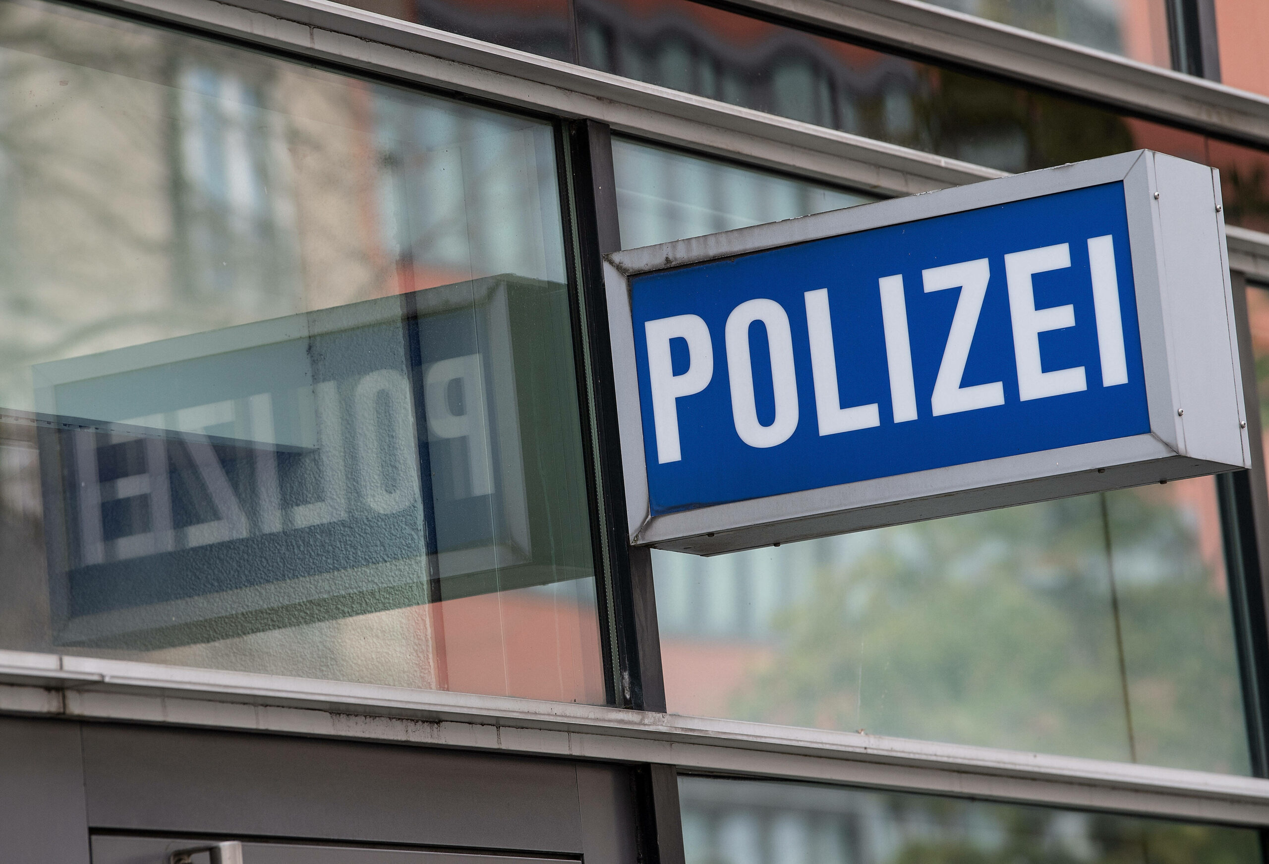 Ein Schild mit der Aufschrift Polizei (Symbolbild)