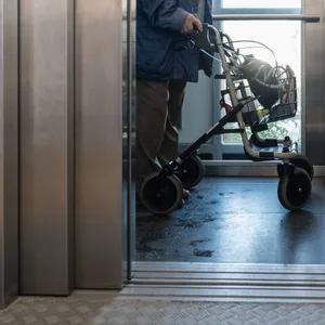 Im Fahrstuhl eines Pflegeheims (Symbolbild) wurde die 91-Jährige attackiert.