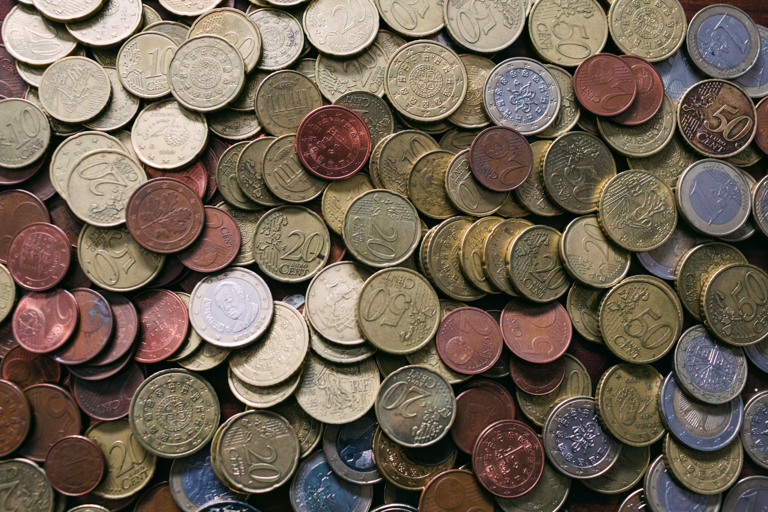 Viele verschiedene Euro-Münzen liegen auf einem Tisch. (Symbolbild)