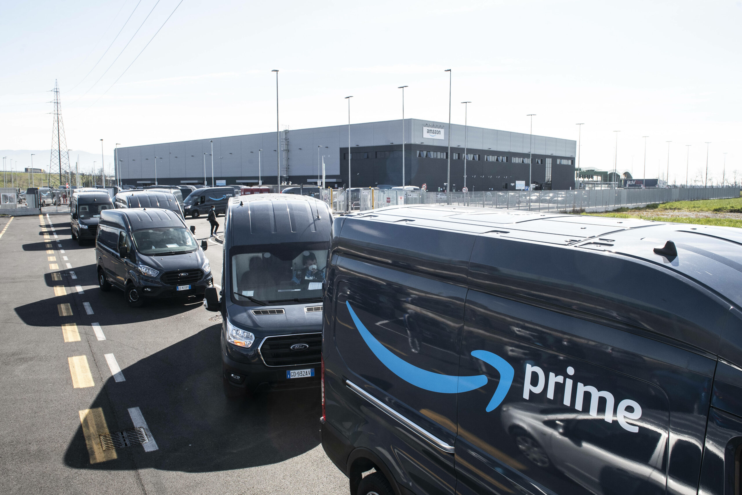 Amazon-Transporter stehen vor einem Lager des Internet-Giganten. (Symbolbild)